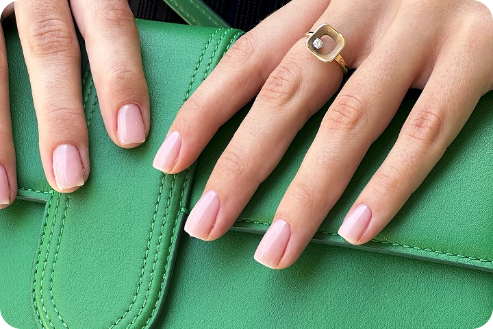 מניקור עם מוצרים פרימיום