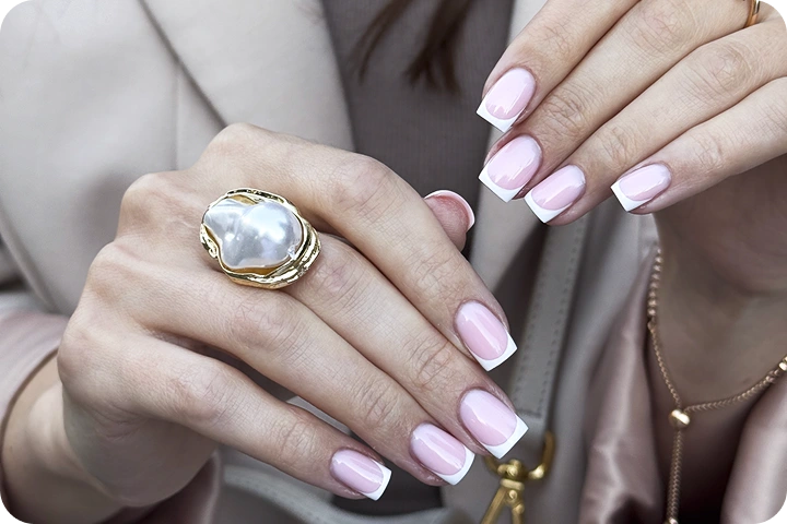 מניקור עם מוצרים פרימיום