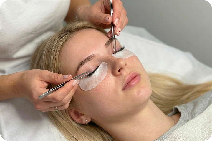 ריסים במראה טבעי ומודגש